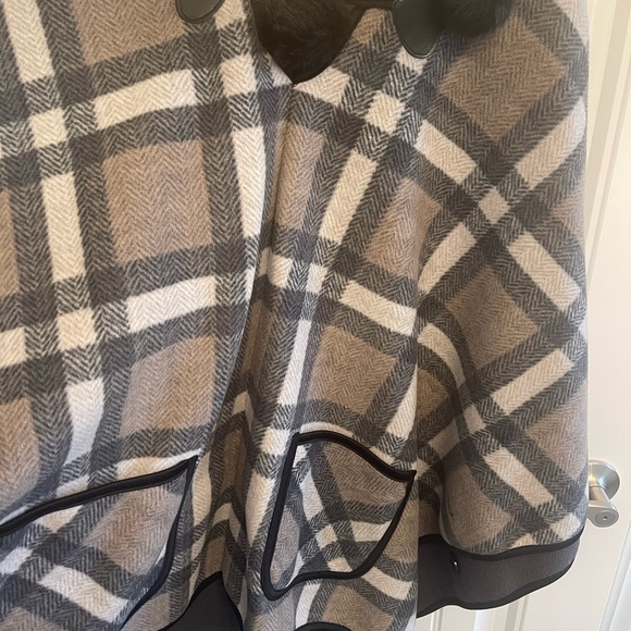 WOMENS PLAID CAPE!! plaid with front pockets, toggle closure, hood, L/XL - Picture 8 of 8